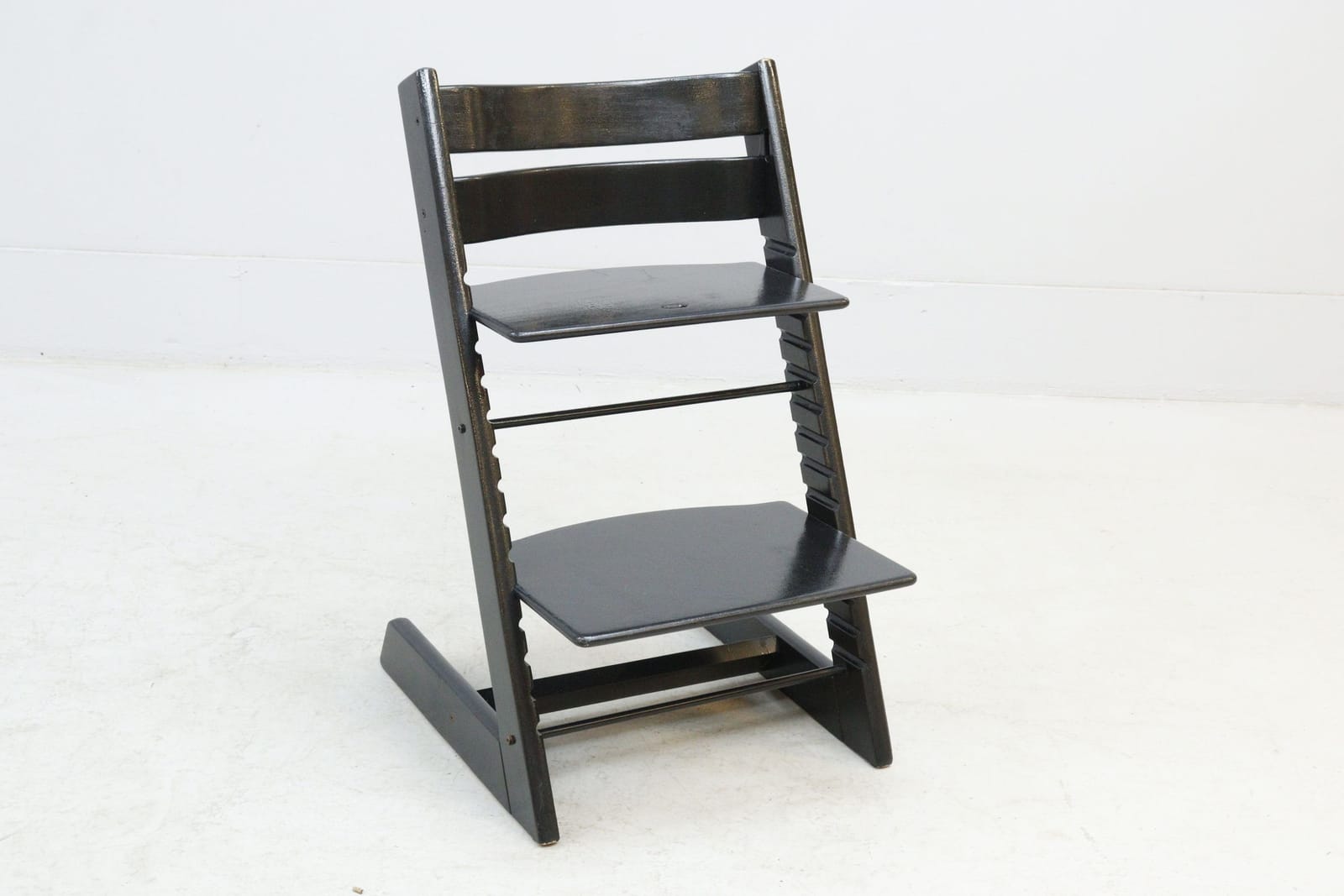 Barnstol, Stokke-modell, svartmålad