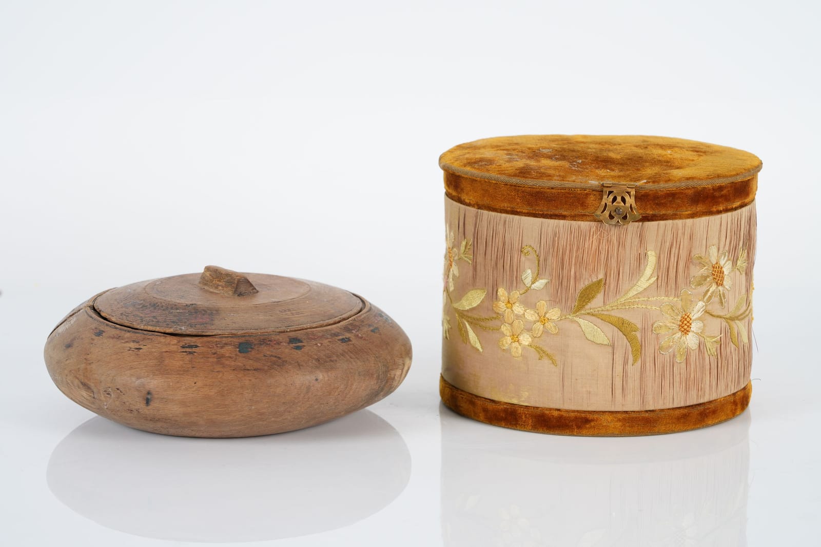 LOCKASK, björk, allmoge, 1700/1800-tal samt smyckesask, beklädd papp, 1900-tal