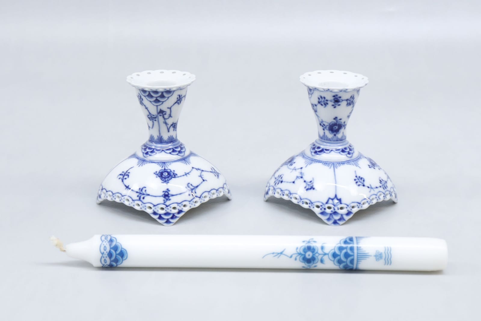 Ljusstakar, 1 par, "Musselmalet", Royal Copenhagen, samt 1 stearinljus