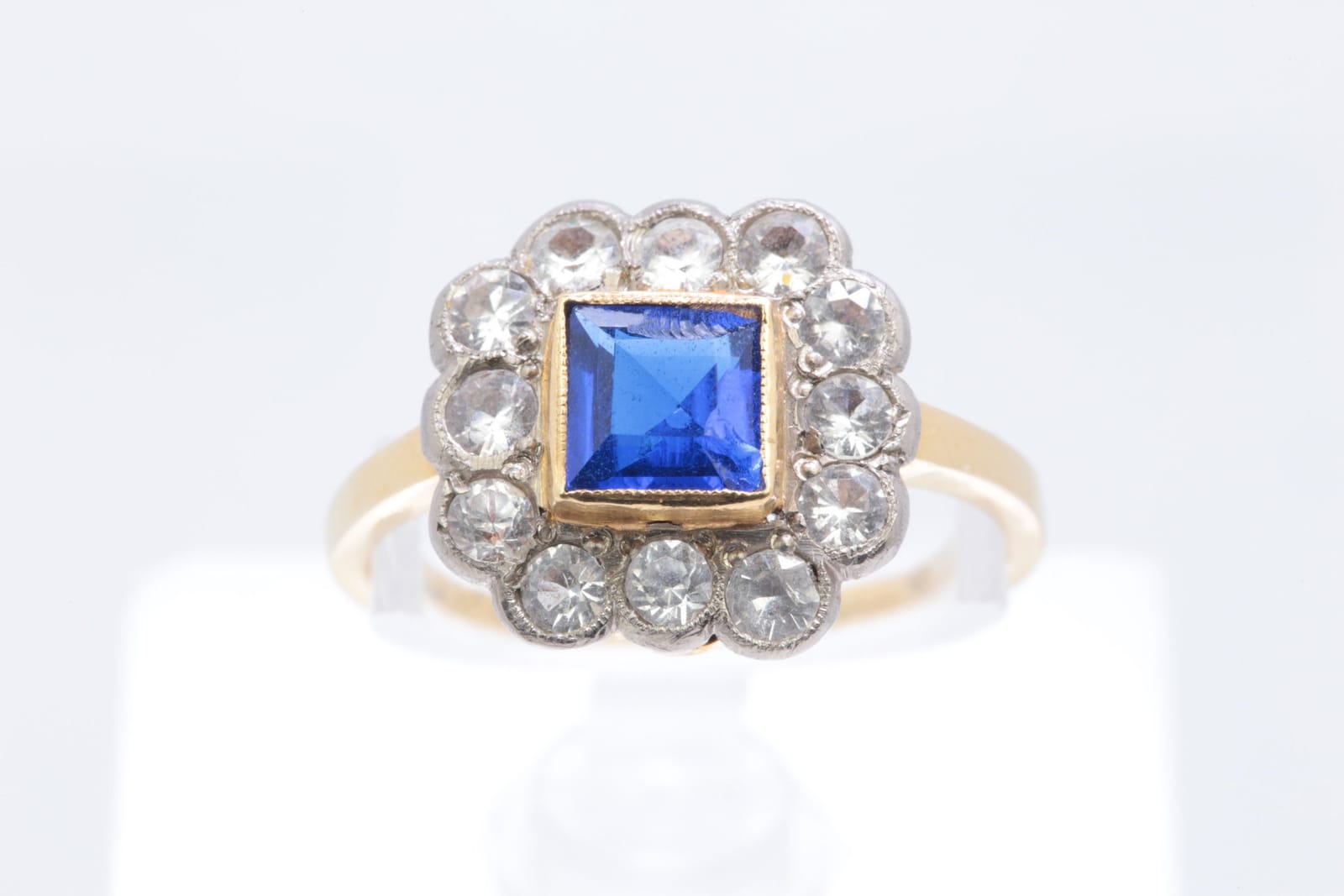 CARMOSÉRING med syntetiska blå och vita spineller, guld, 18 k, ca 3,46 g, B E Franzén, Stockholm, 1940-tal