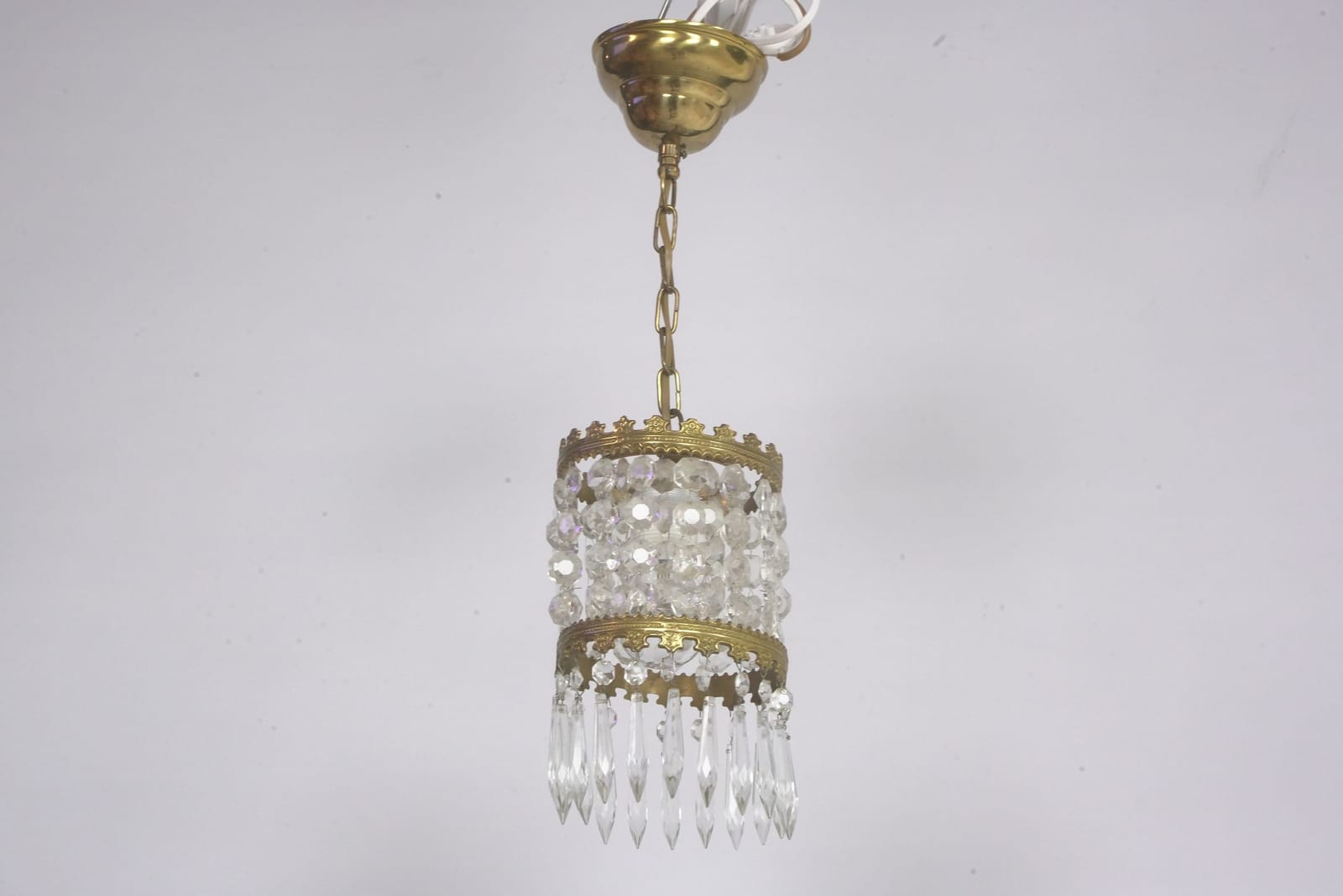 FÖNSTERLAMPA, behängd med prismor, 1900-tal
