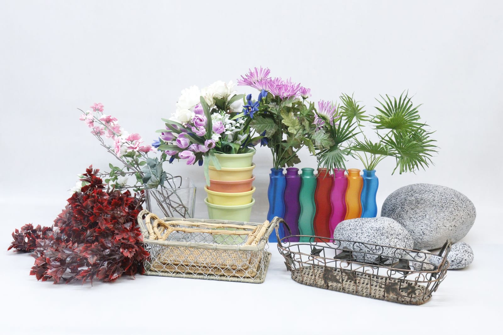 Konstgjorda blommor, korgar, konstgjorda stenar mm