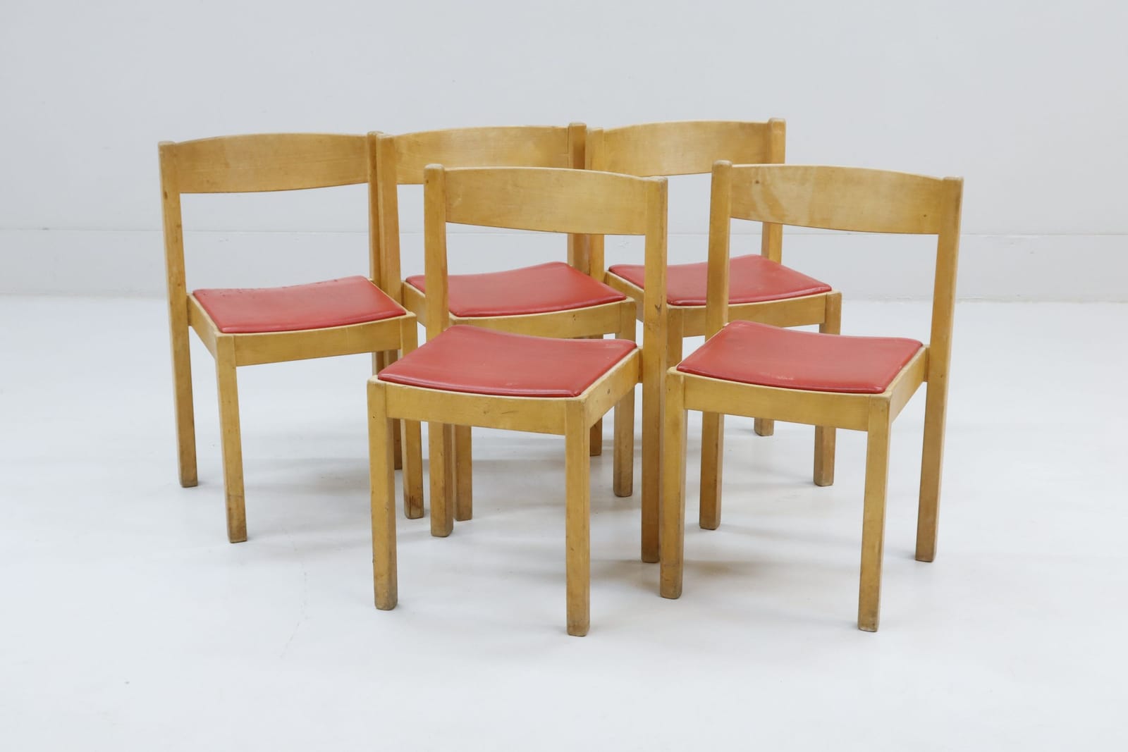 Trästolar med gallonsits, sk orkesterstolar, 5st