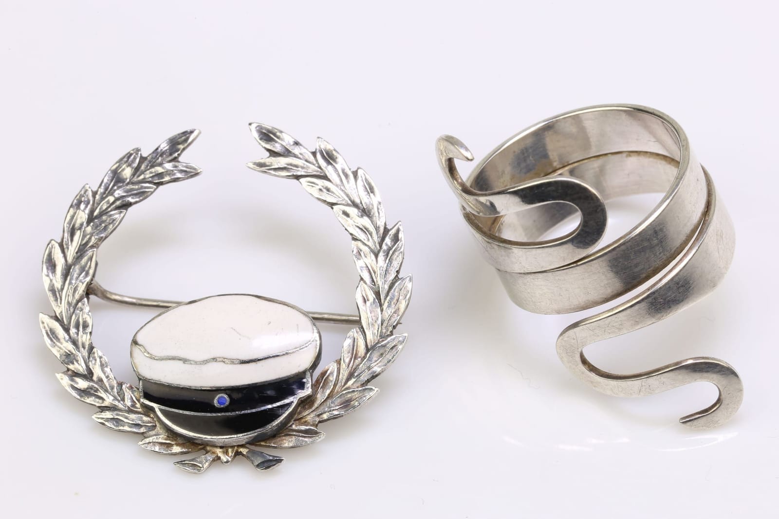 BROSCH, med studentmössa och lagerkrans, samt RING, silver