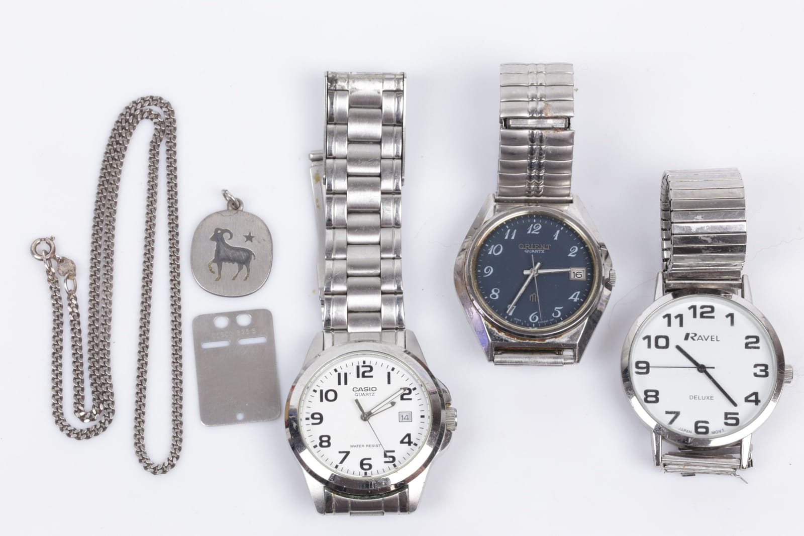 HALSKEDJA, pansar, och hängen, två st, silver, samt armbandsur, tre st