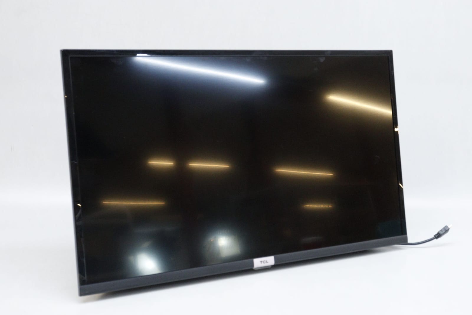 TV, TCL, med vridbart väggfäste och fjärrkontroll
