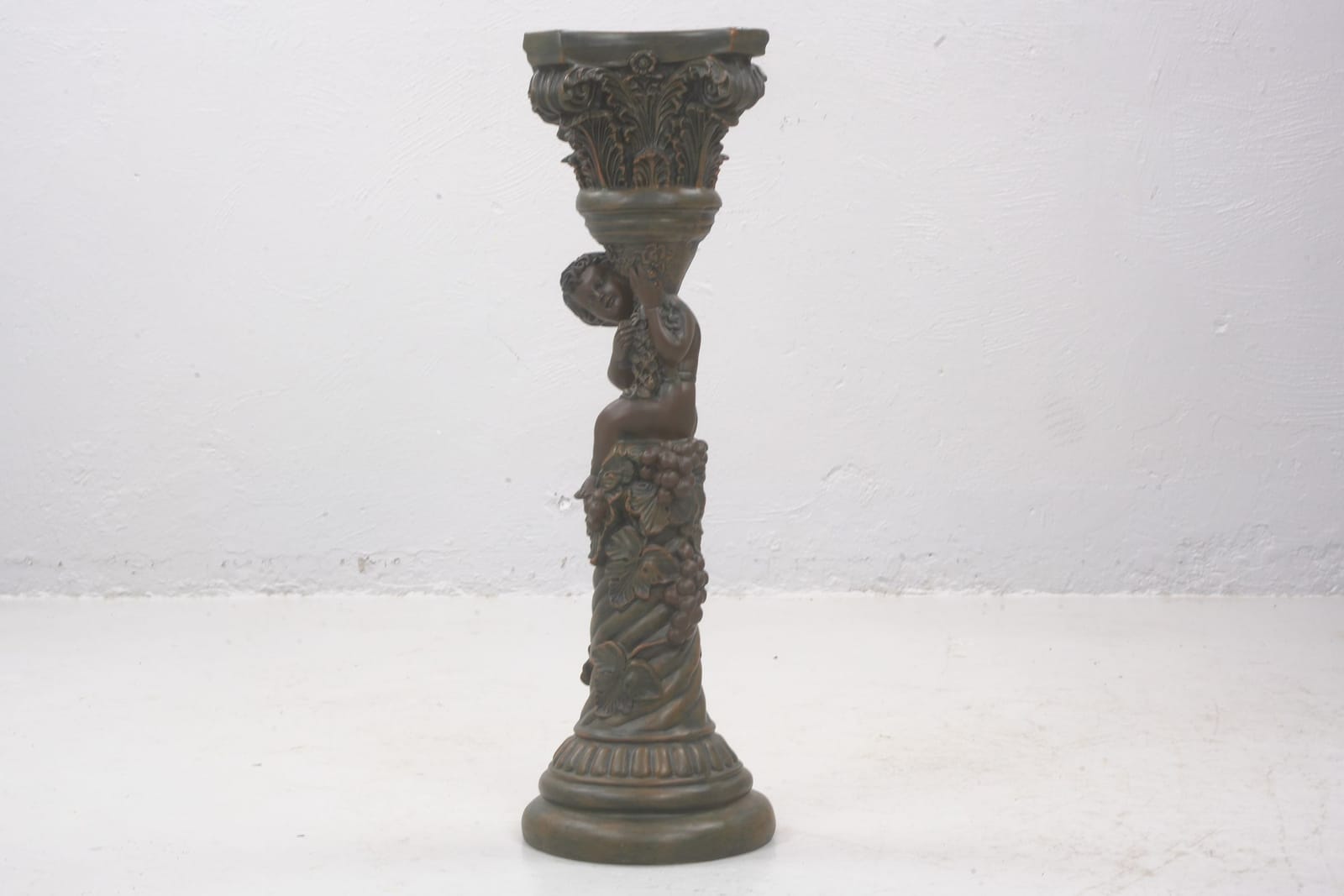 PIEDESTAL, gjuten massa, 1900-tal