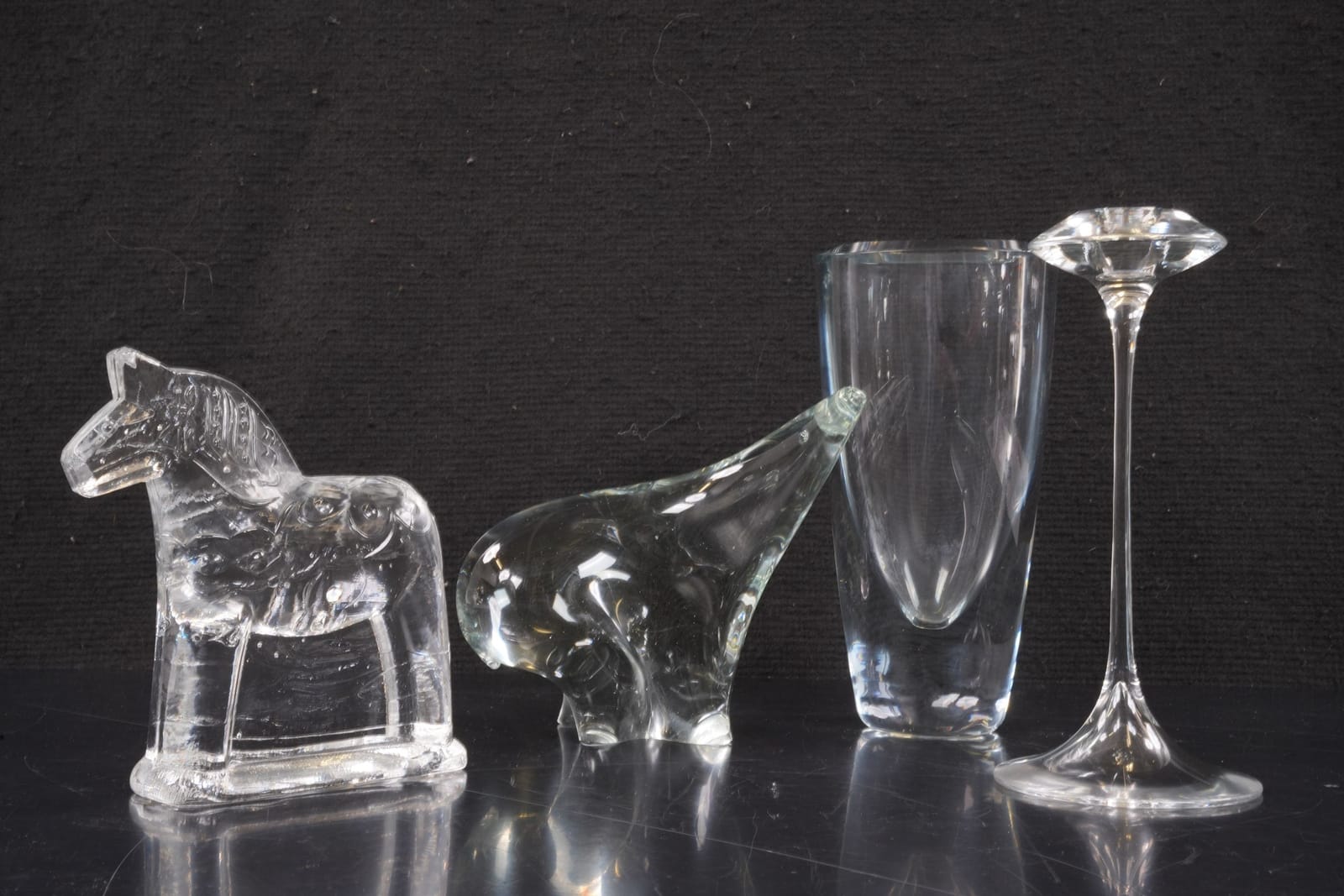 PARTI med vas, ljusstake, figuriner, 2 st, bl.a. Strömbergshyttan, samt Kjell Engman