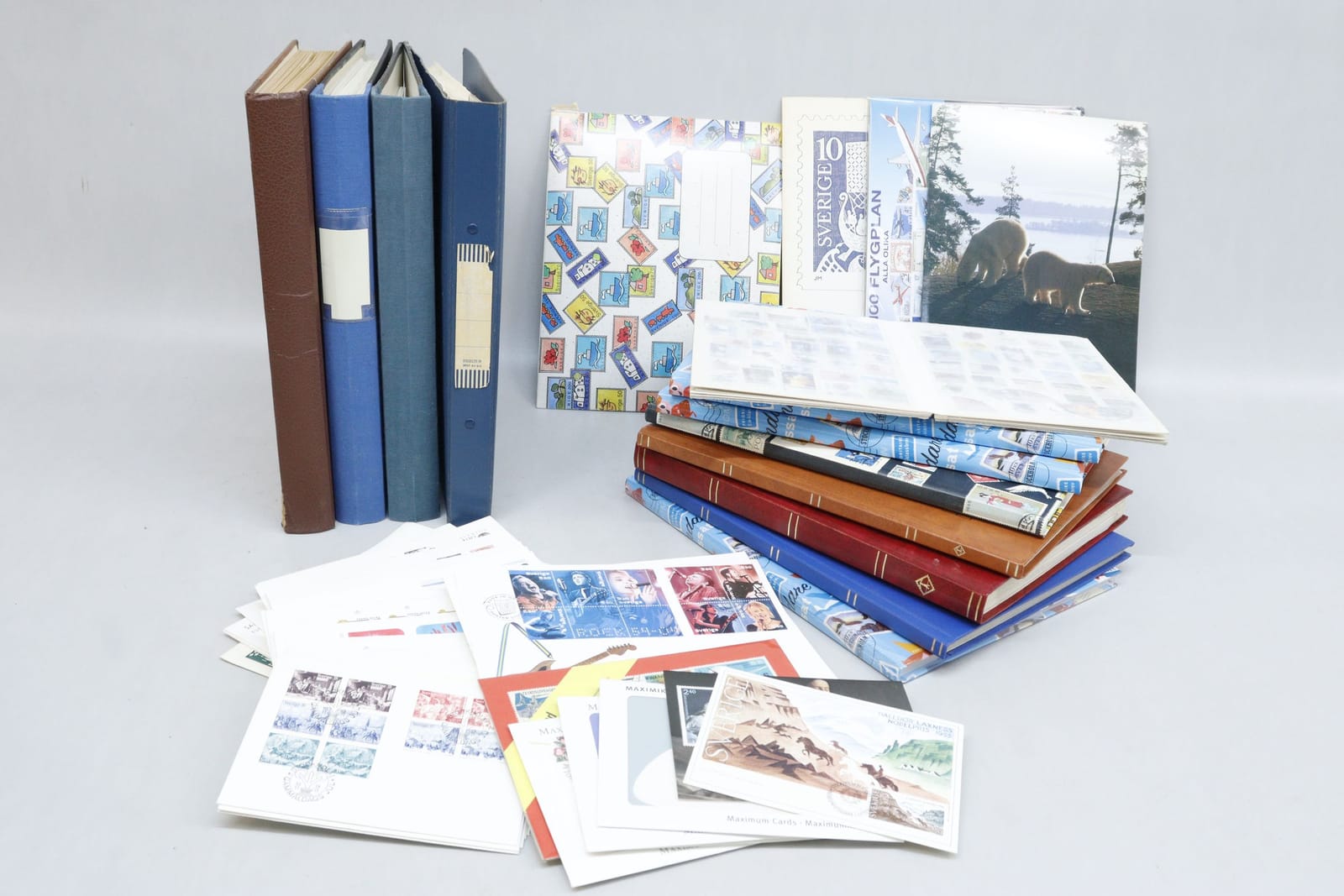 Frimärkssamling, 12 album, svenskt, utländskt och förstadagsbrev