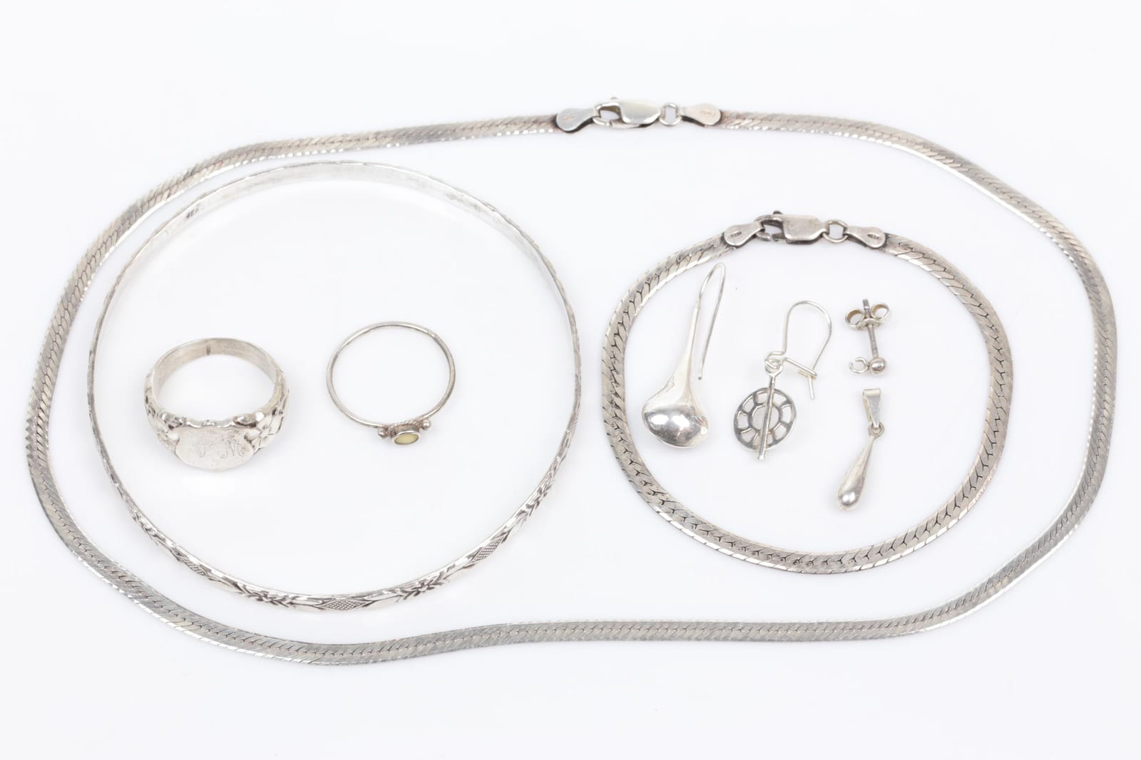 HALSKEDJA, armband, armring, ringar, två st, hänge, samt örhängen, tre st, silver KÄNNETECKEN: INGA KÄNNETECKEN
