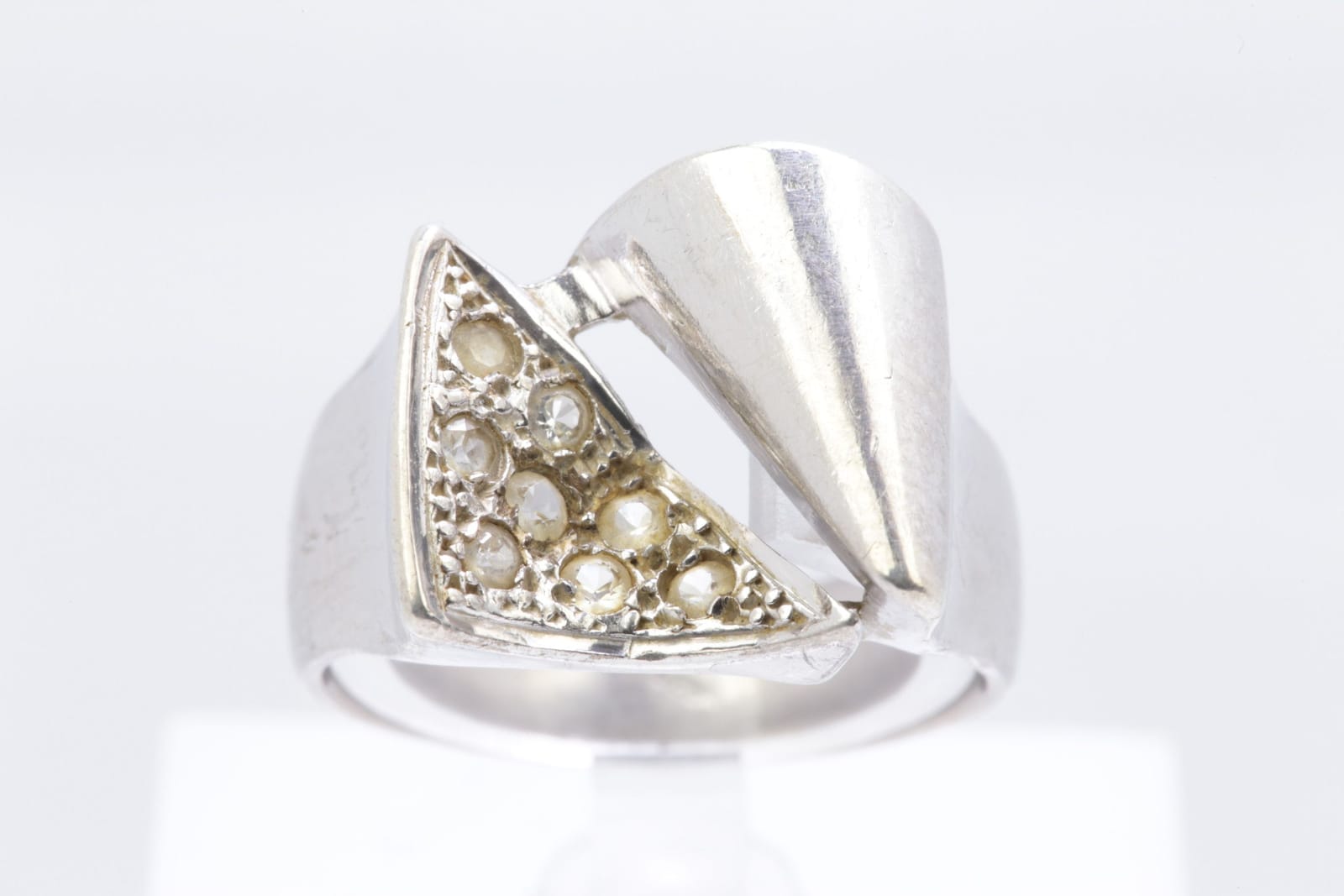RING med vita stenar, silver KÄNNETECKEN: INGA KÄNNETECKEN