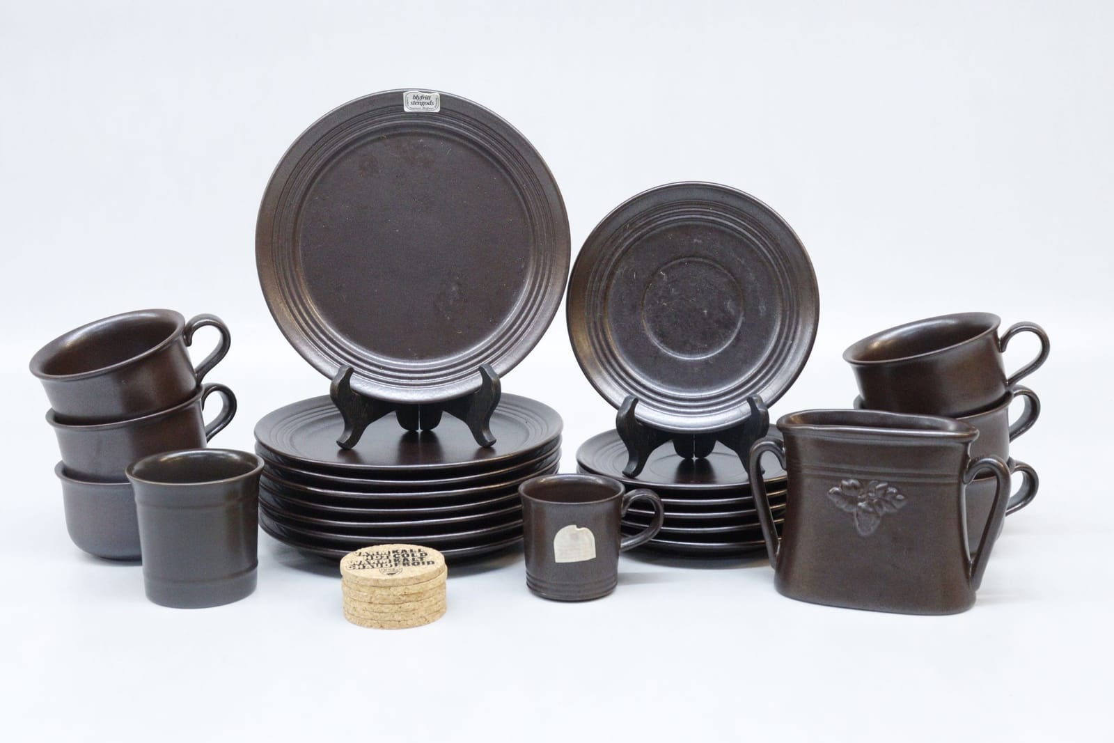 Servisdelar, 23st, Höganäs, samt coasters, 6st, Orrefors