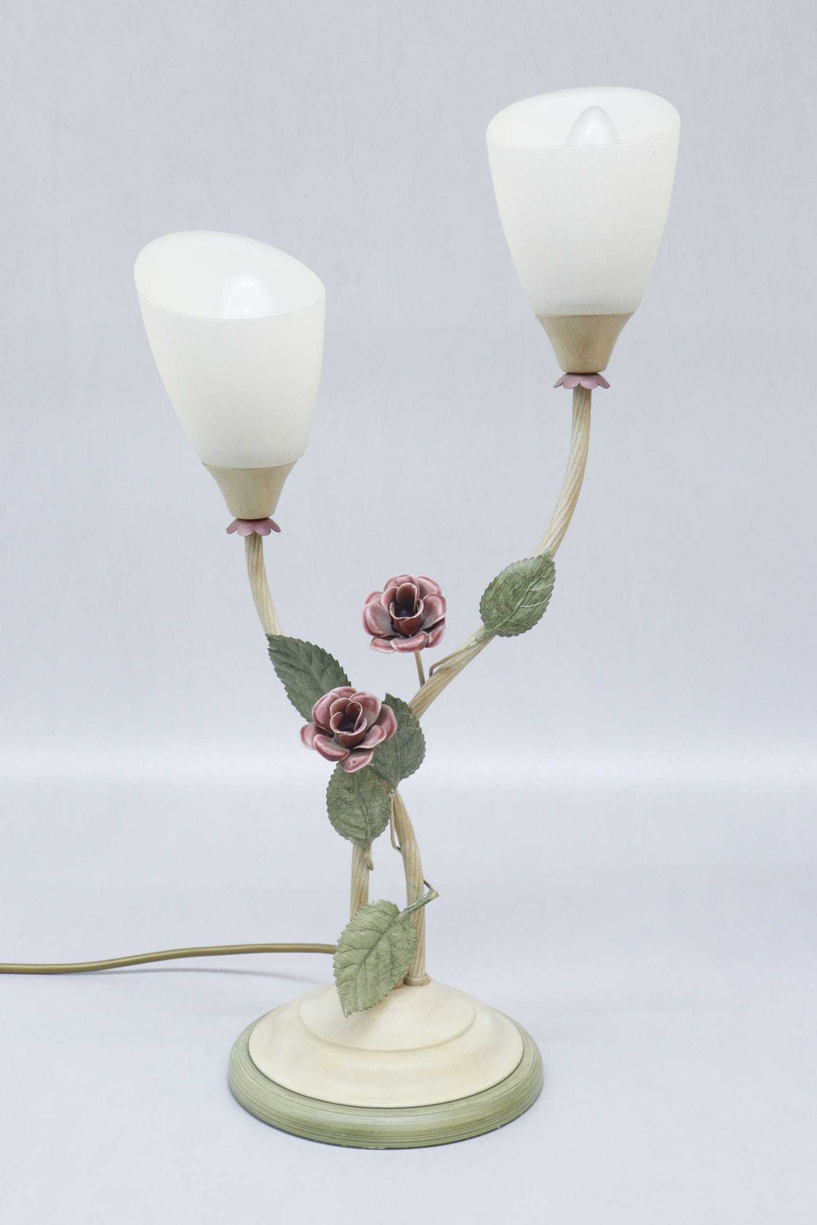 Bordslampa med blomdekor, metall, Globen AB