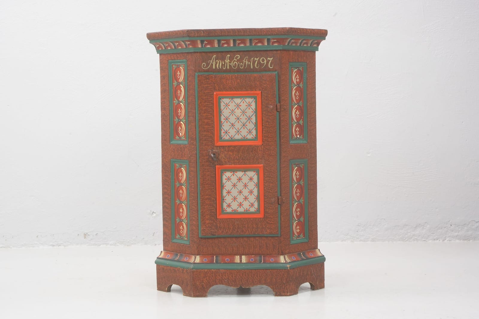 GOLVHÖRNSKÅP, allmoge, daterad 1797