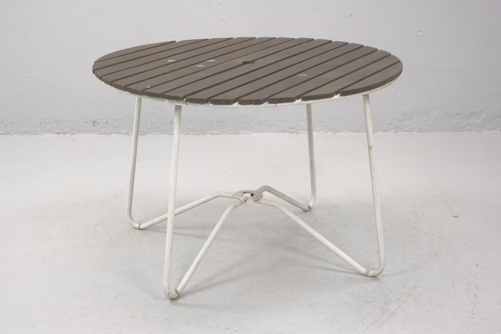TRÄDGÅRDSBORD, trä med metallunderede, 1900-talets andra hälft