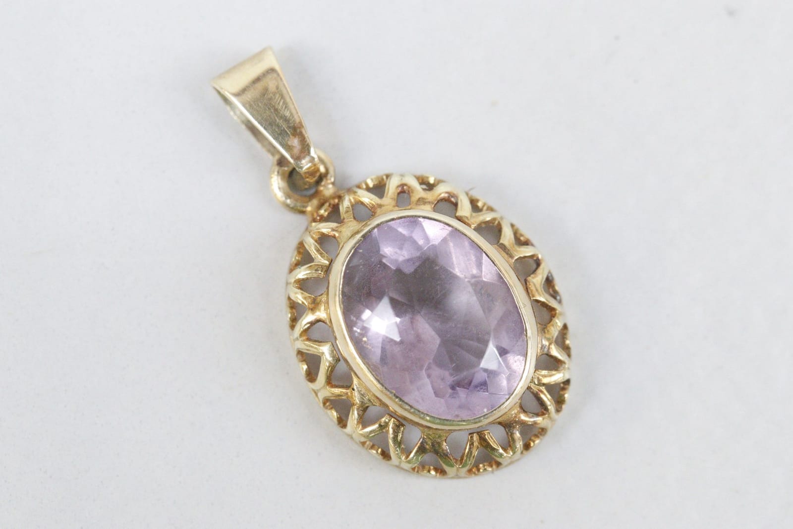 Hänge, guld 14K, med lila sten, vikt 2.2 gram