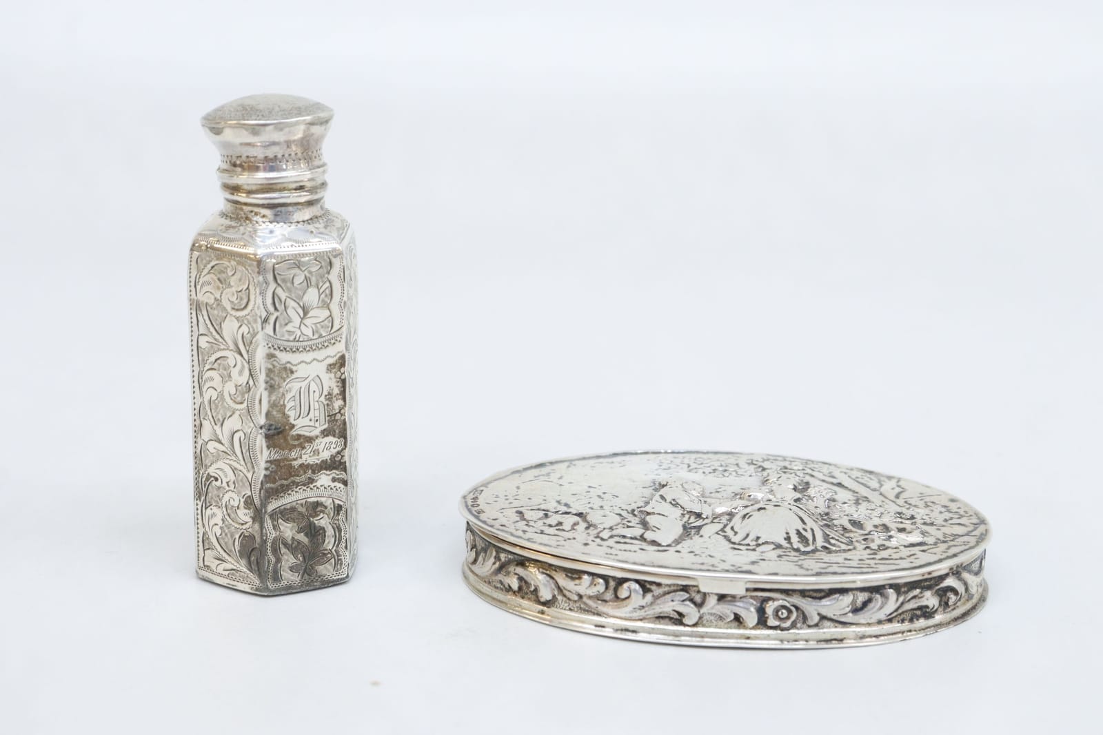 Flaska och dosa, silver, vikt 139 gram