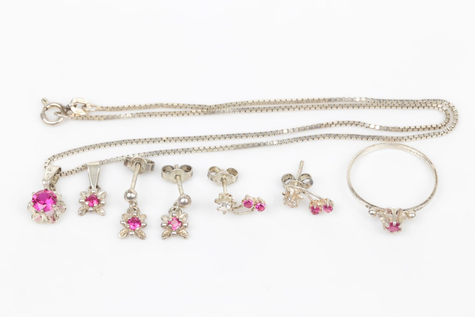 SMYCKESSET med rosa och vita stenar, silver KÄNNETECKEN: INGA KÄNNETECKEN