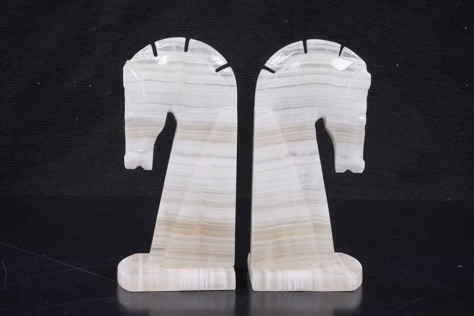 BOKSTÖD, ett par, hästhuvuden, onyx, 1900-tal