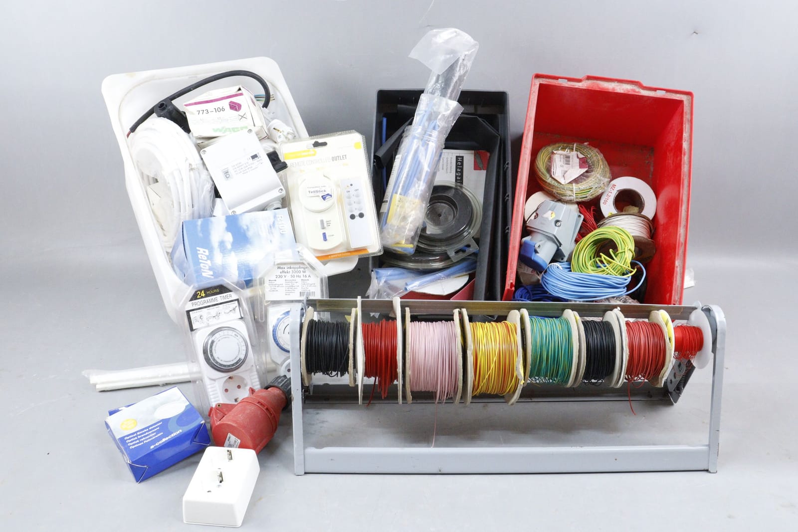 Elutrustning, kontakter, sladdar, krympslang, timers mm