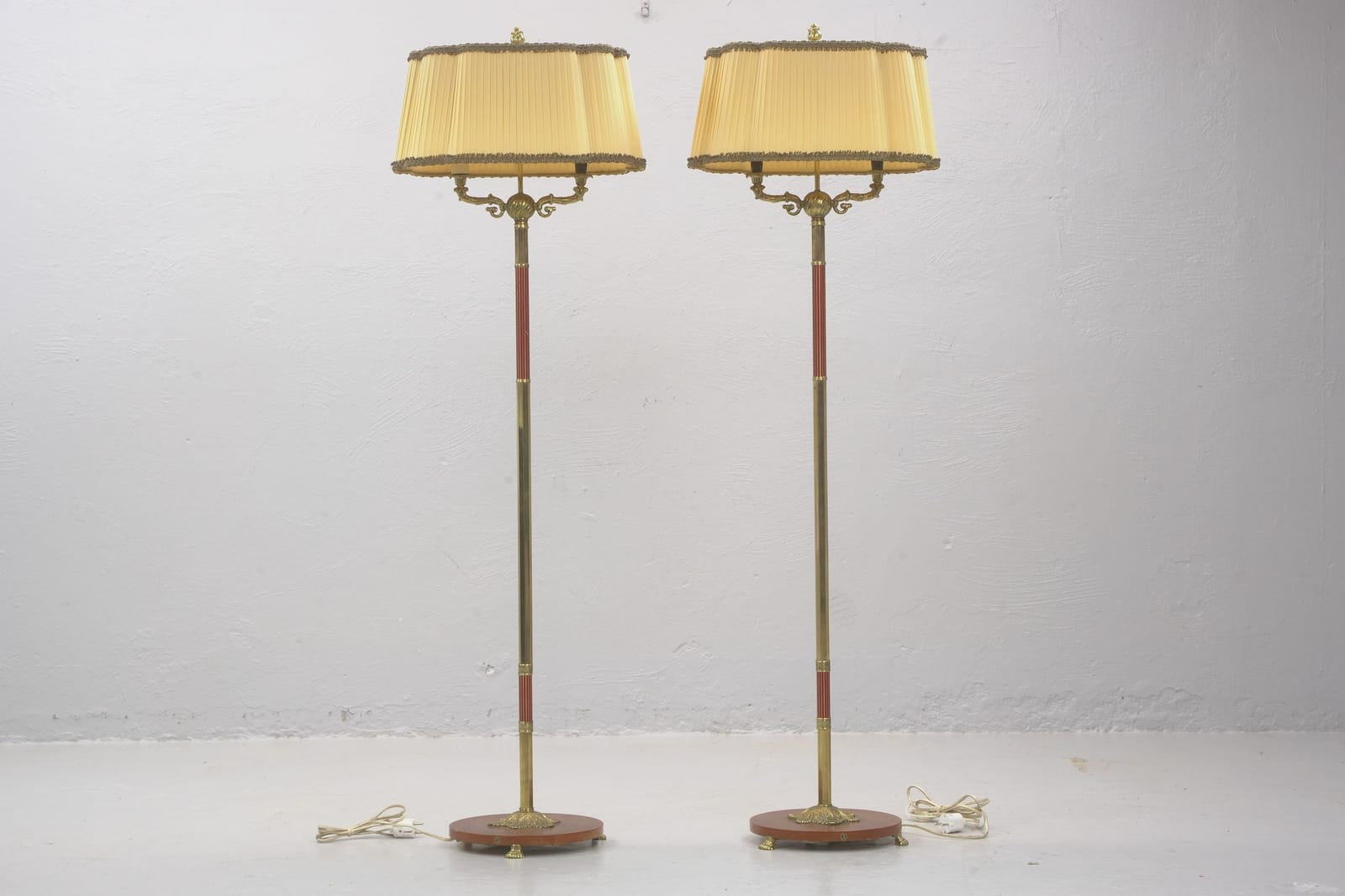 GOLVLAMPOR, ett par, mässing, 1950-tal