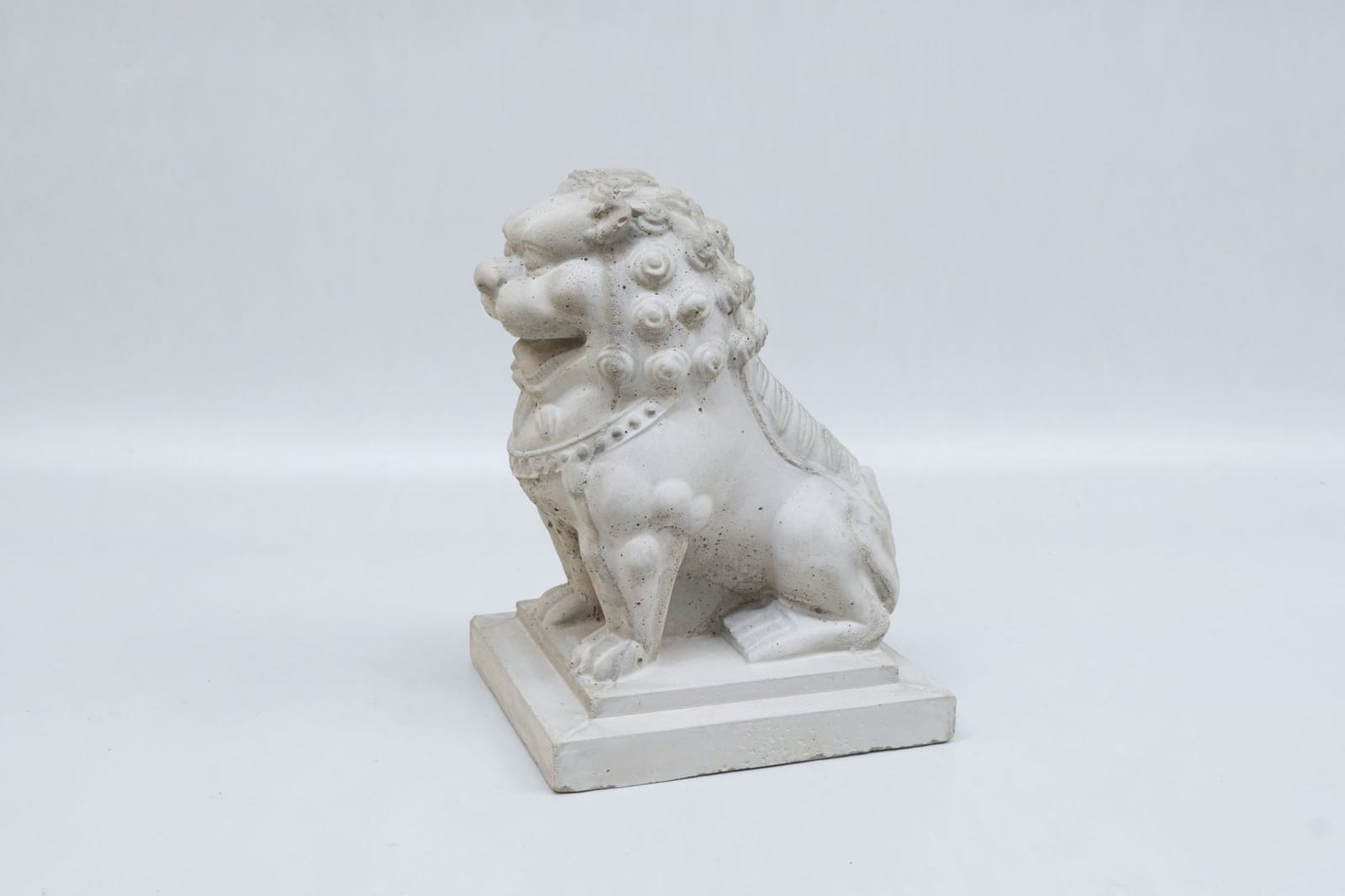 Skulptur, fo-hund i betong