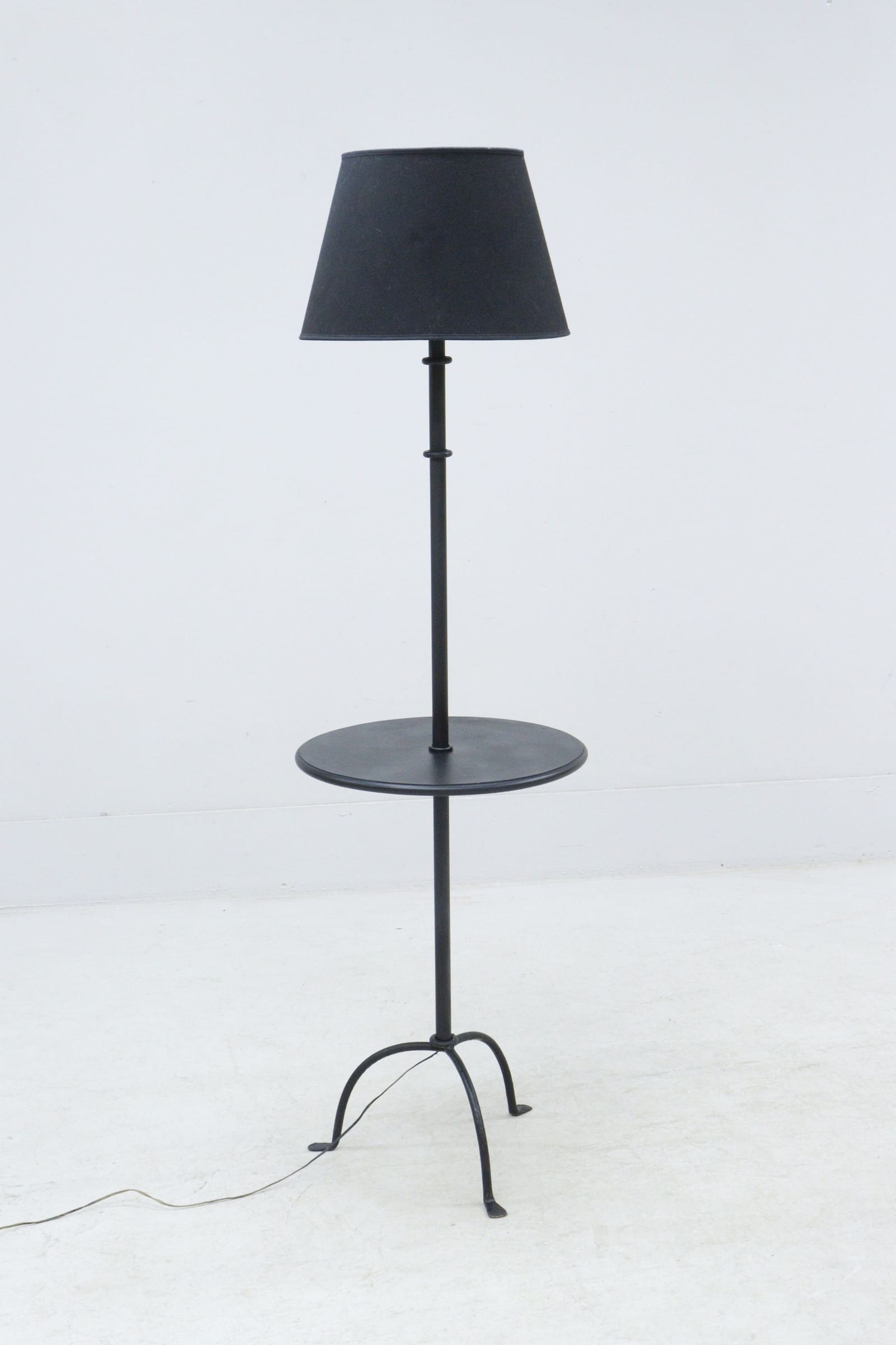 Golvlampa med bord, metall