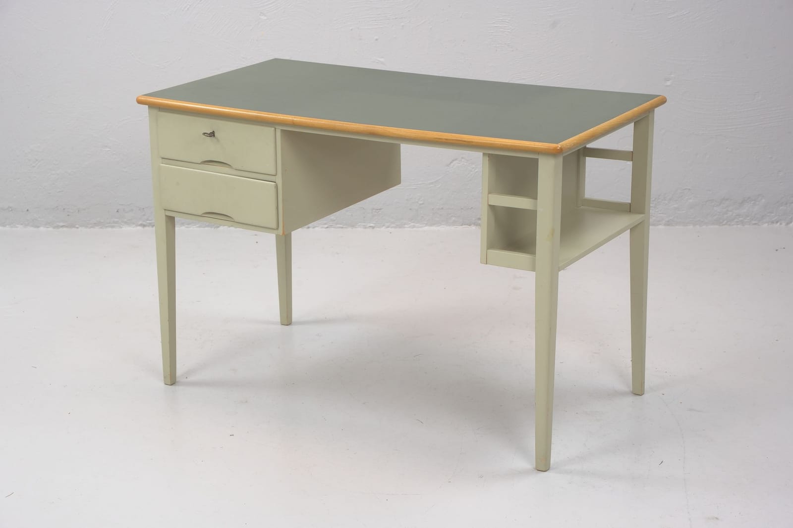 SKRIVBORD, lackerad, 1900-talets mitt