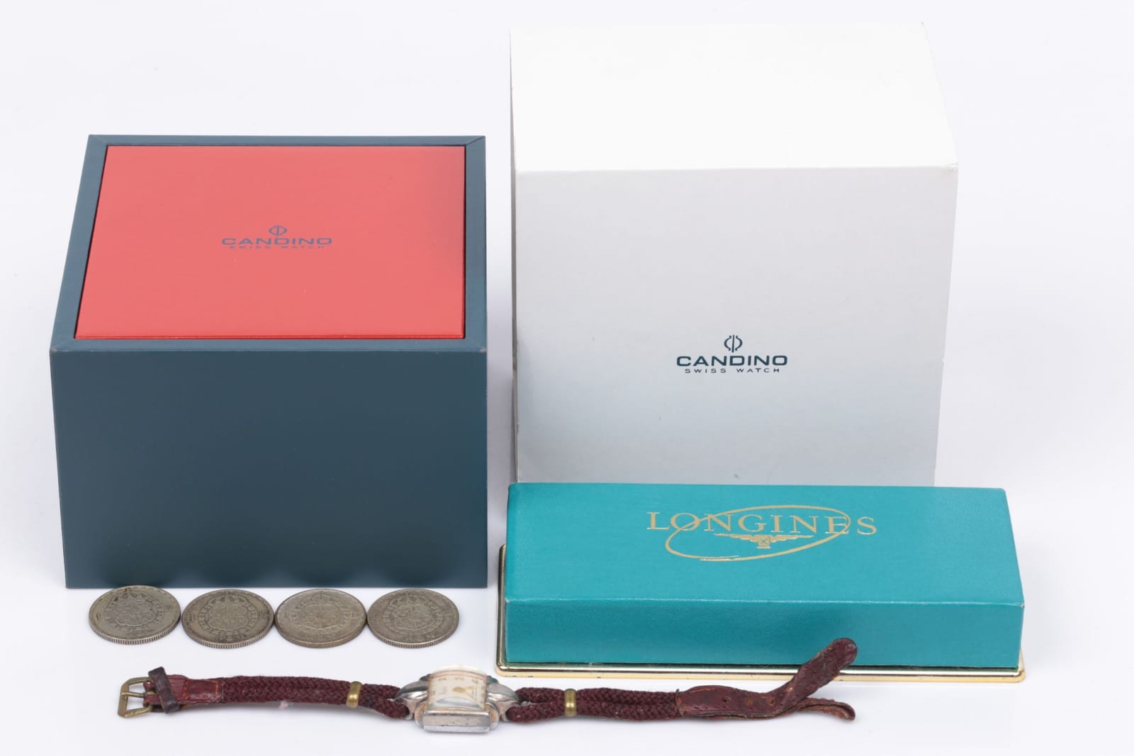 KLOCKETUIER / KLOCKBOXAR / KLOCKASKAR, två st, Longines resp. Candino, samt damarmbandsur, och mynt