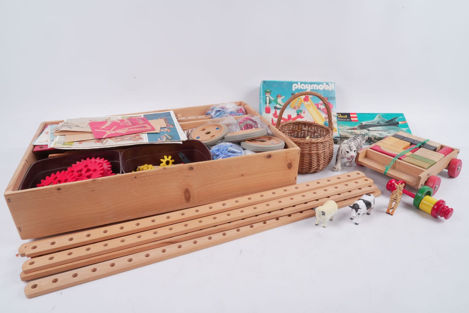 PARTI med leksaker och byggsatser, bl.a. Playmobil