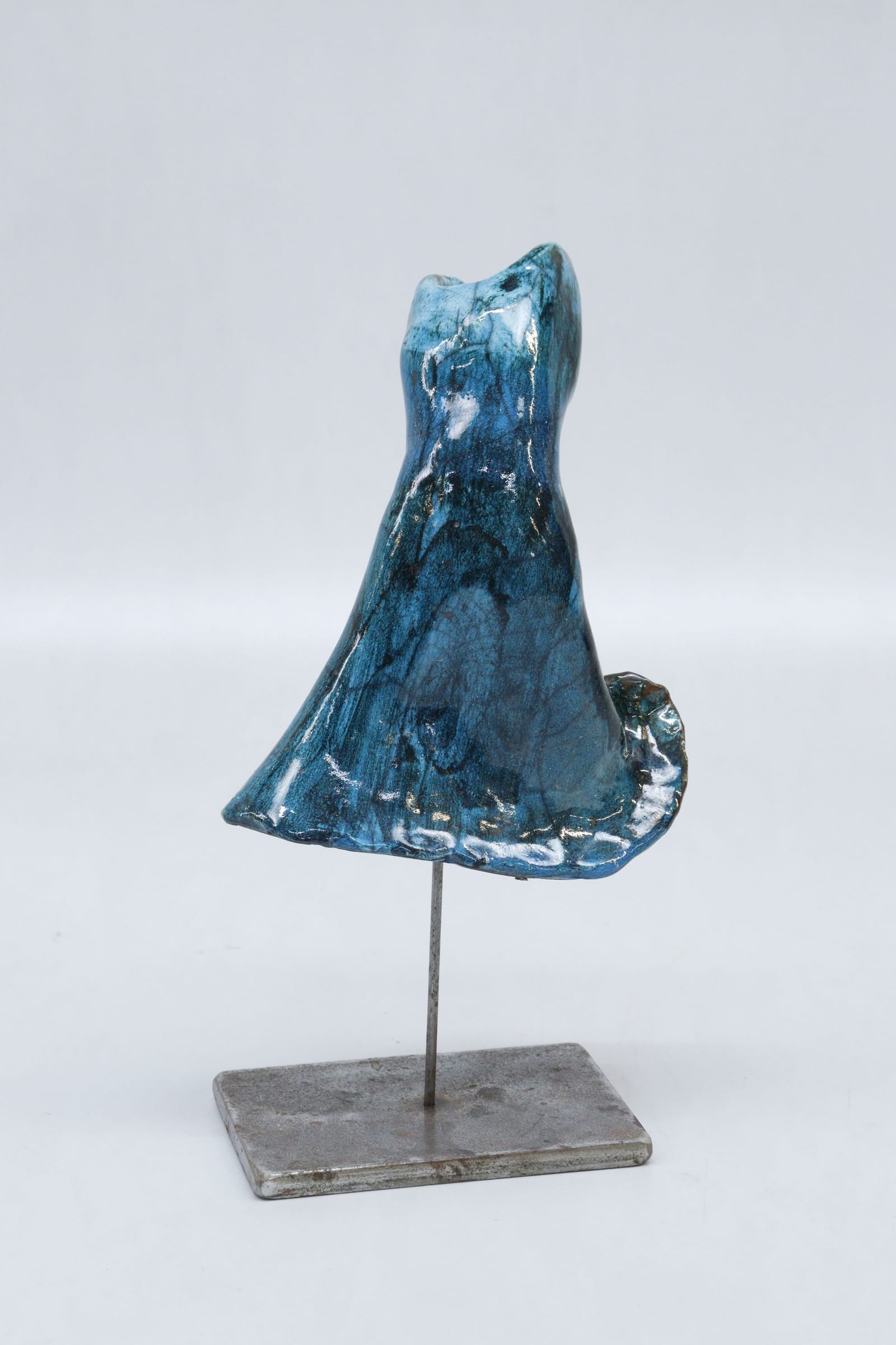 Skulptur, Margareta Melin, klänning, keramik på metallplatta, från Galleri Sladdergatan AB, Ystad