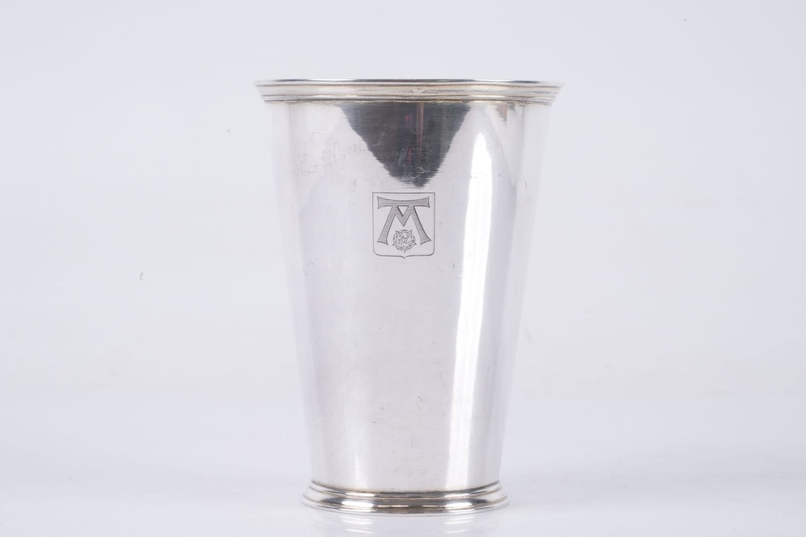 BÄGARE / VAS, märkt med Västerås stadsvapen, silver, Bo-Georg Persson Juv. Firma, Västerås, 1960, ca 219,12 g