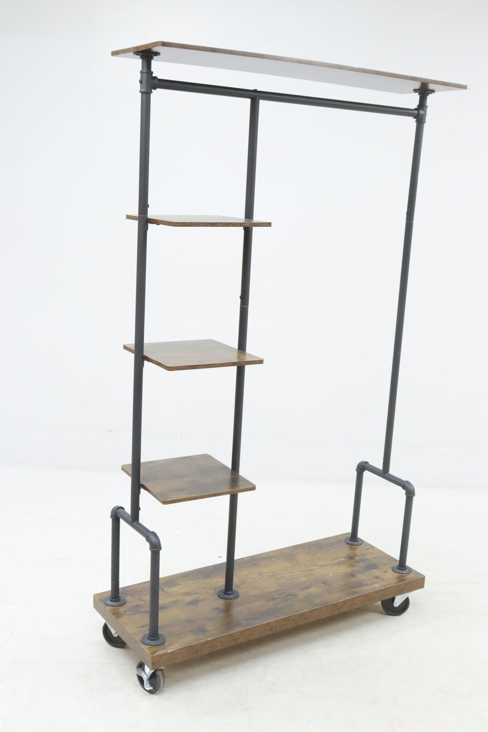 Klädställning med hyllor, på hjul