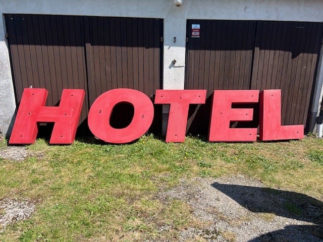 Stora bokstäver, HOTEL, plåt