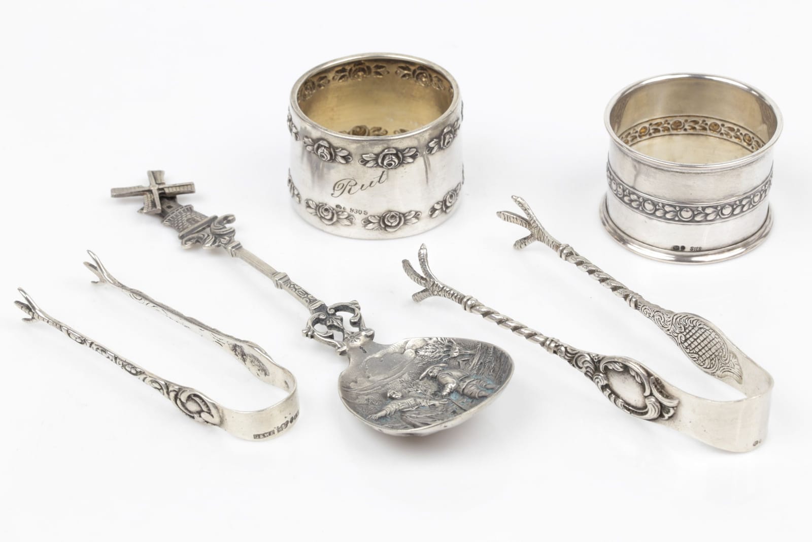 SOCKERTÄNGER, 2 st, servettringar, 2 st, samt souvenirsked, silver, ca 66,61 g