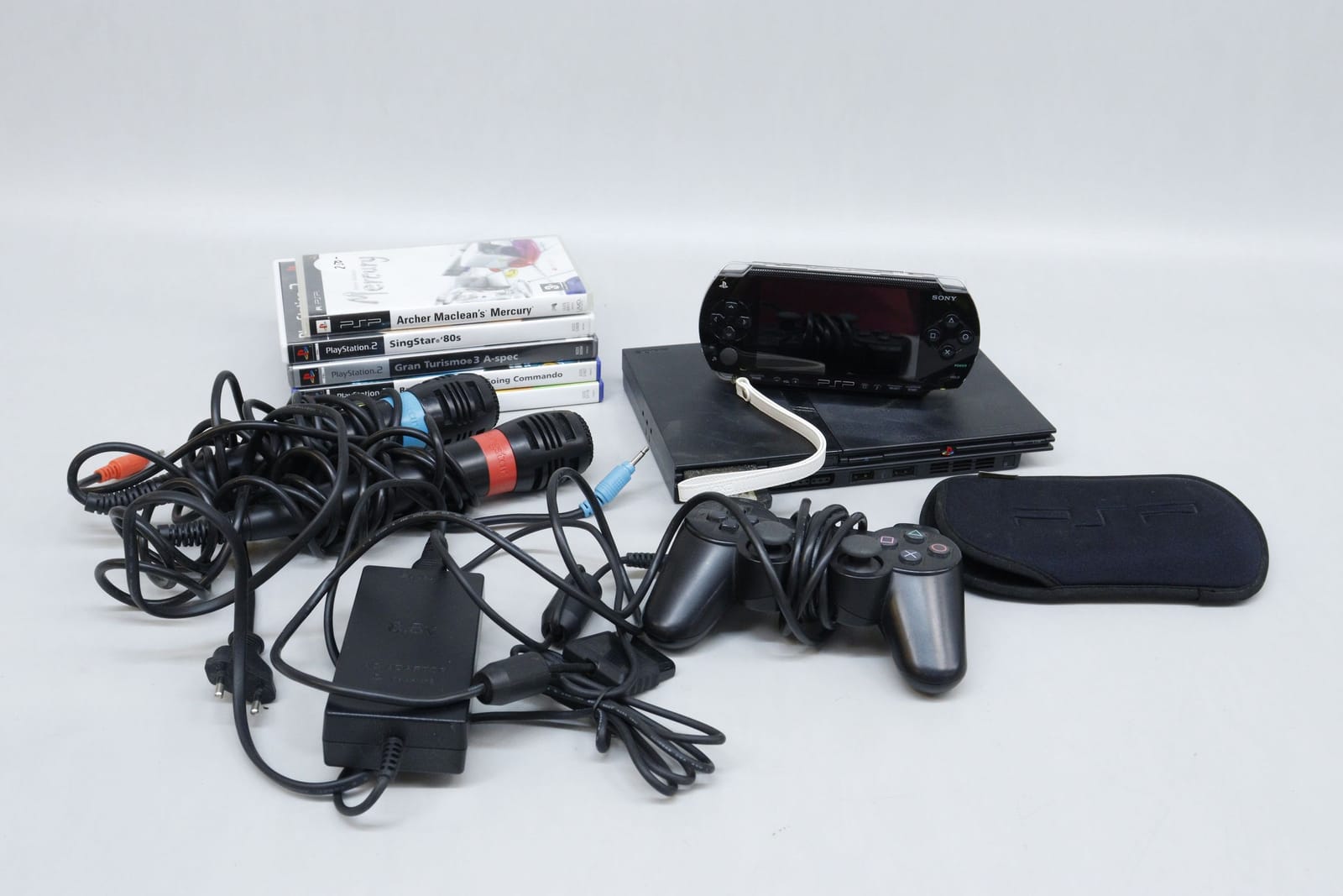 Playstation 2 med spel, mikrofoner och tillbehör