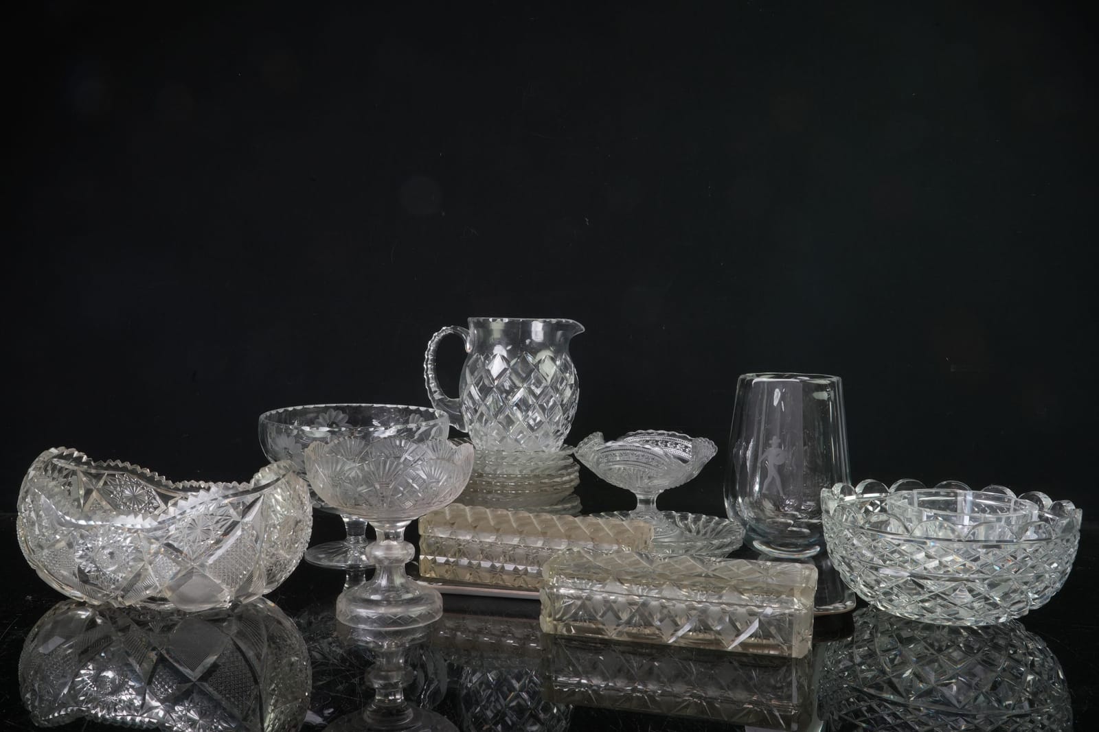 SKÅLAR, assietter, kanna, vas, lockaskar, slipat glas, bl.a. Orrefors