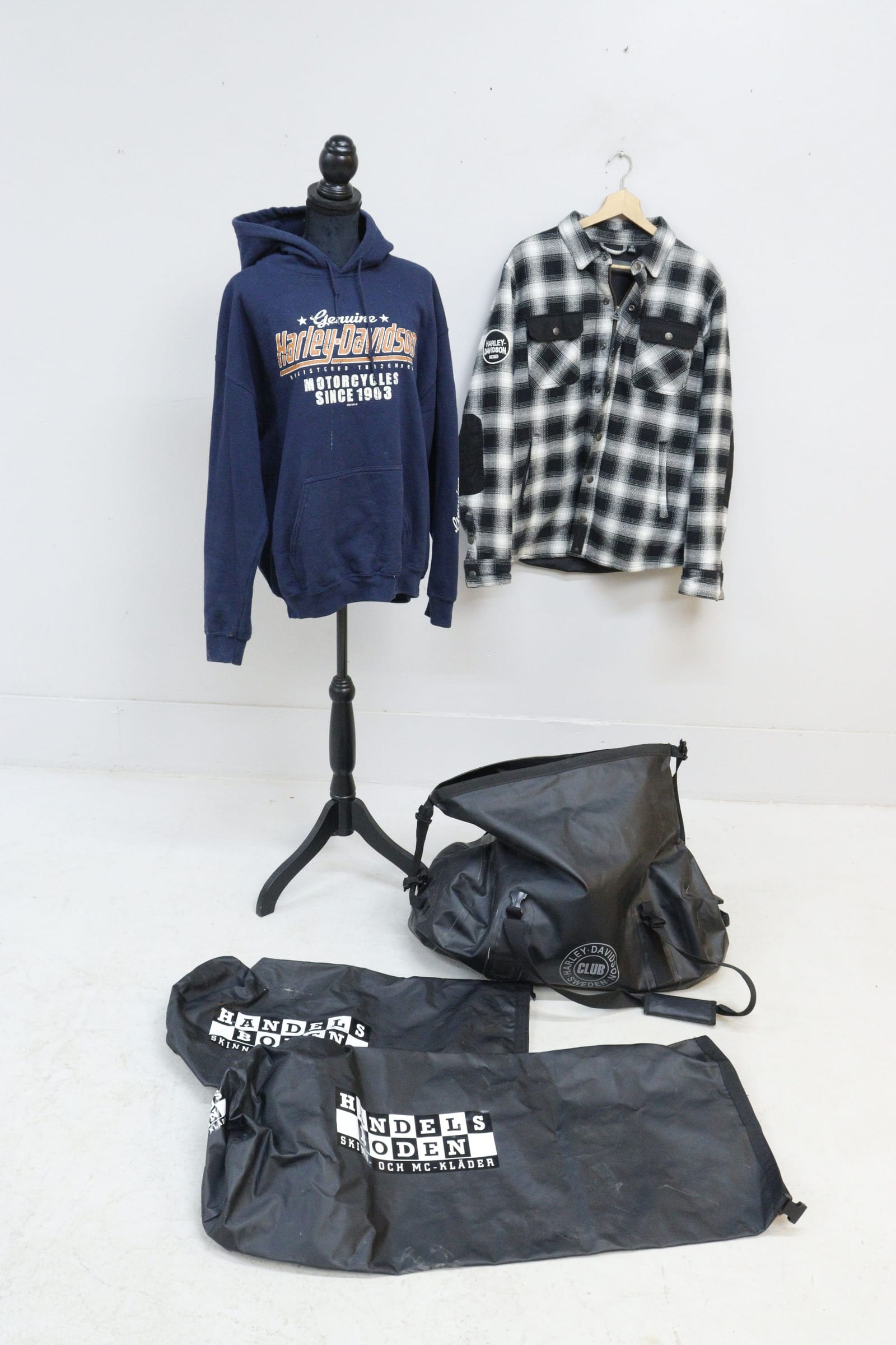 Harley Davidson skjorta, luvtröja, 2 våtsäckar samt våtbag