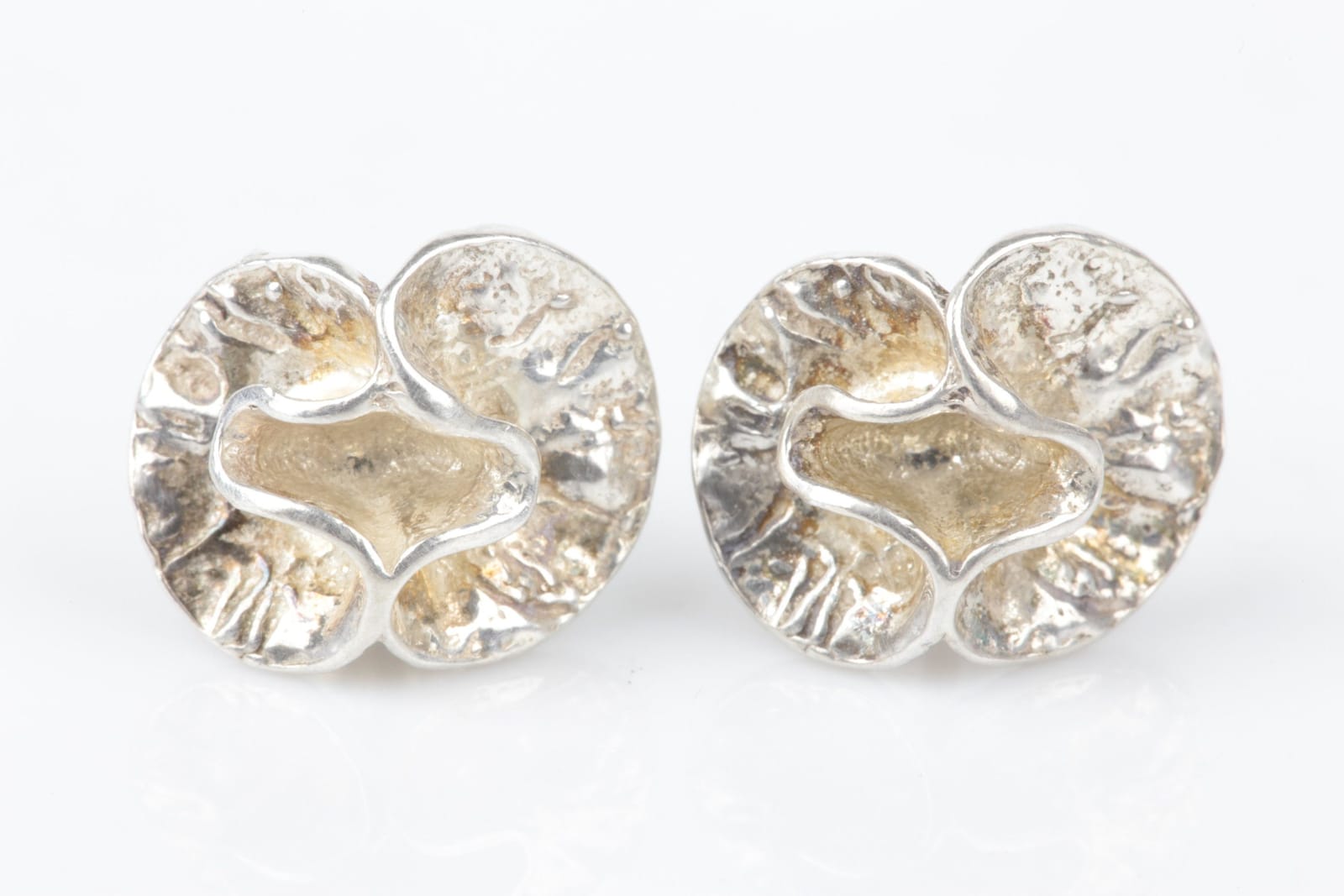THERESIA HVORSLEV (1935-2024), örhängen, ett par, silver KÄNNETECKEN: INGA KÄNNETECKEN