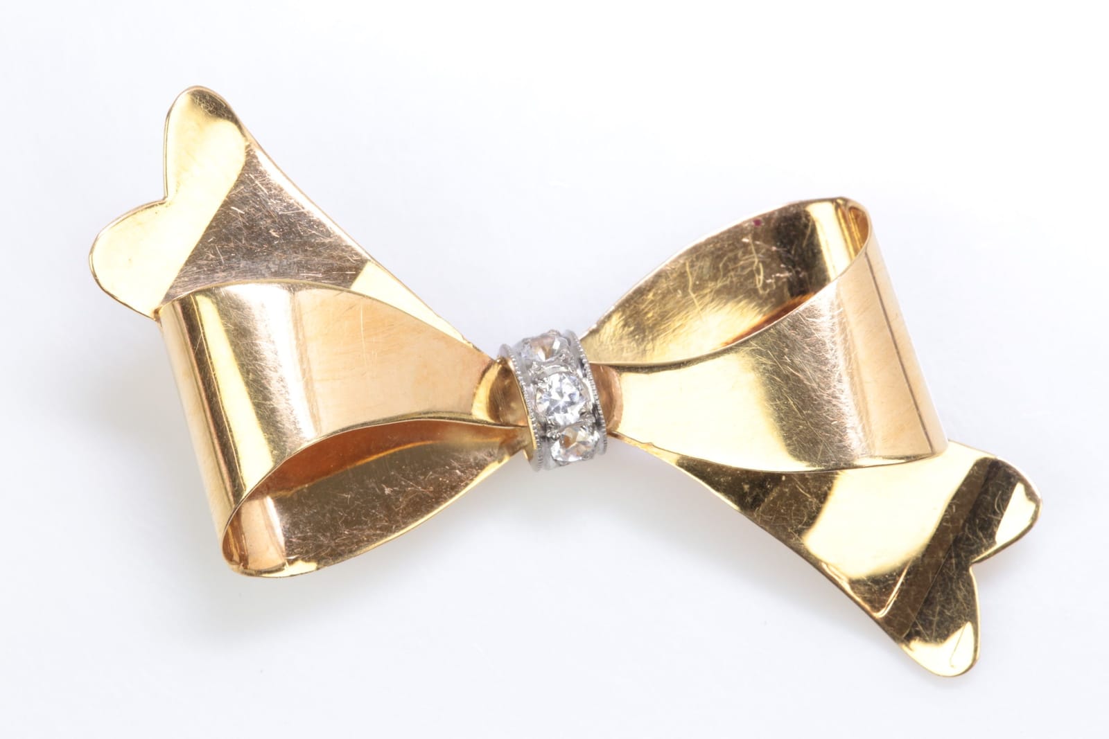 BROSCH, rosett, med vita stenar, guld, 18 k, ca 5,44 g, Guldvaruhuset AB, Stockholm, 1948