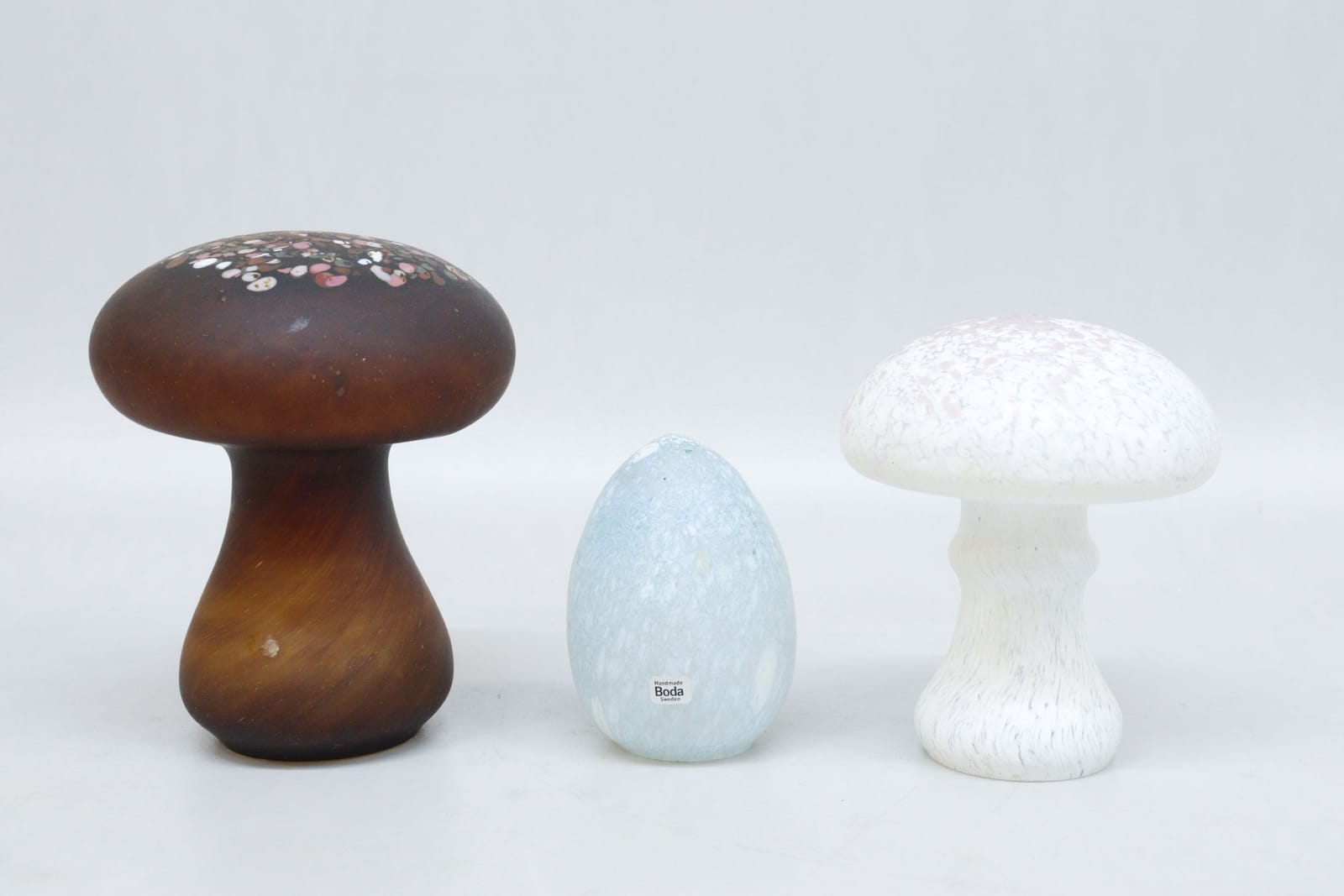 Skulpturer, 3st, Monica Backström, svampar och ägg i glas
