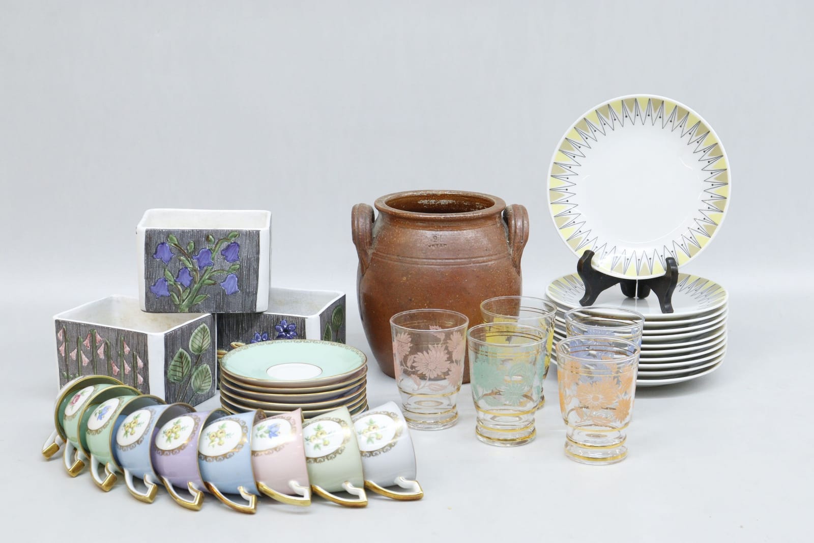 Diverse porslin och glas, bla Ystad-krus och Rörstrand