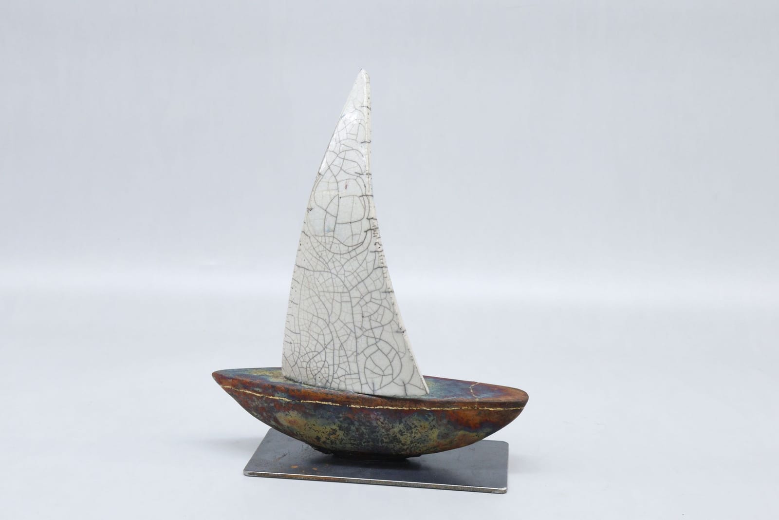 Skulptur, Margareta Melin, segelbåt, rakubränd keramik på metallplatta, från Galleri Sladdergatan AB, Ystad