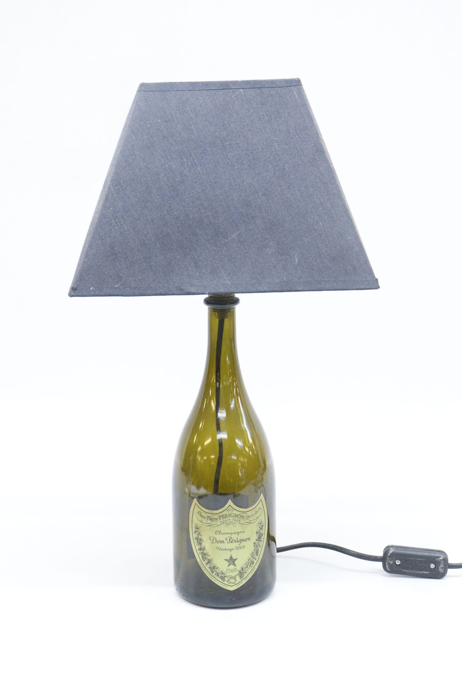 Bordslampa gjord av champagneflaska