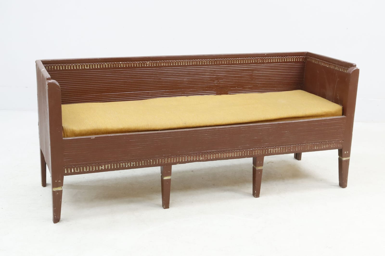 Träsoffa med dyna, målad