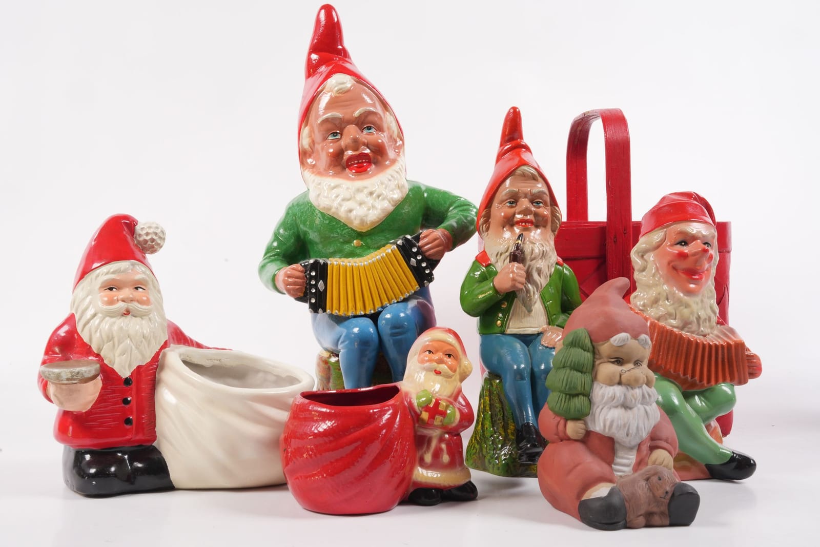 FIGURINER, 6 st, tomtar, terrakotta, samt korg, 1900-tal