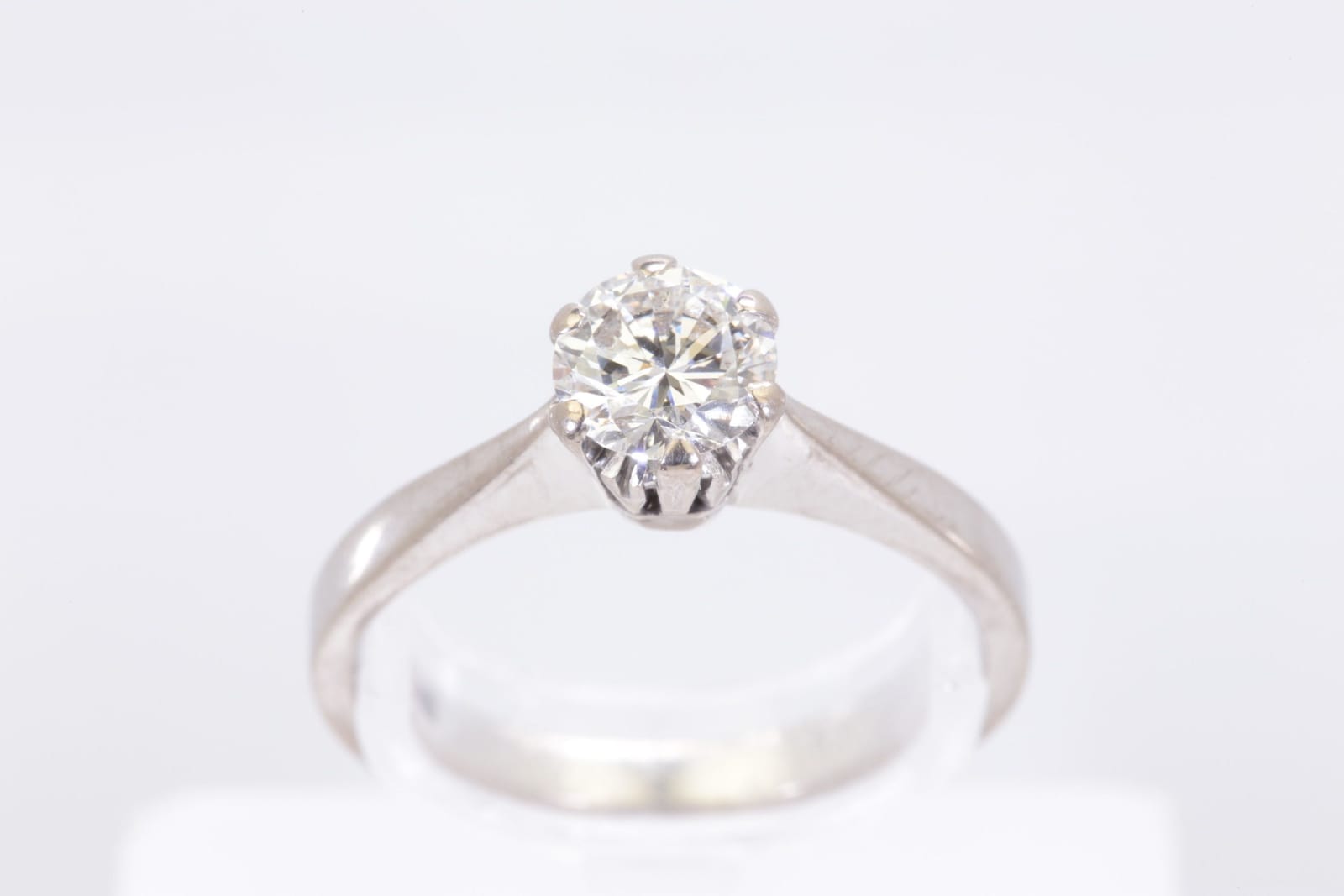 ENSTENSRING med briljantslipad diamant, enligt gravyr ca 0,70 ct, vitguld, 18 k, ca 3,72 g