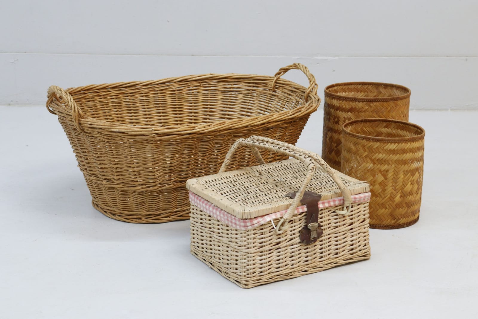 Mangelkorg, picknickkorg och papperskorgar