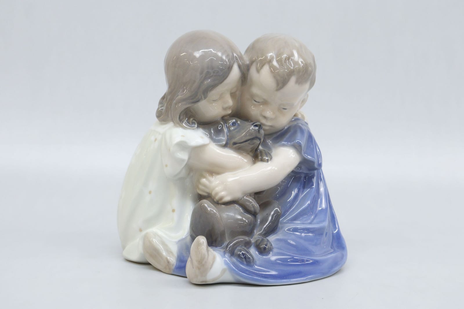 Figurin, Royal Copenhagen, barn med hund