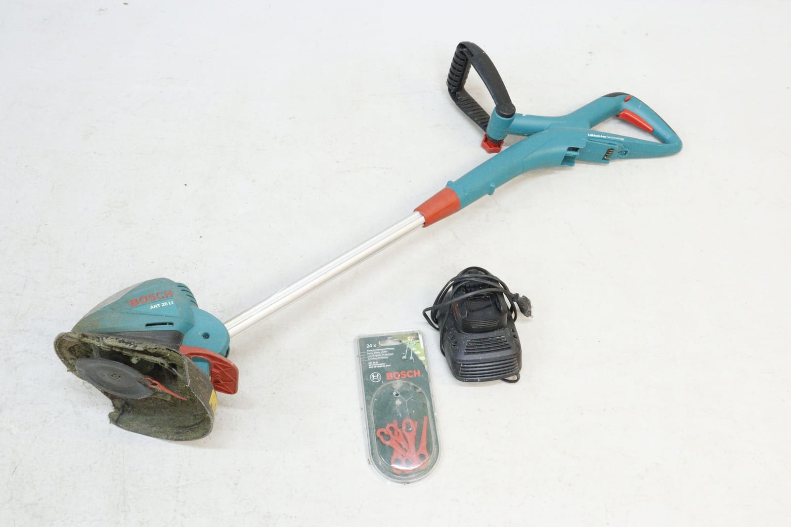 Trimmer, Bosch, med laddare och batteri, 18V